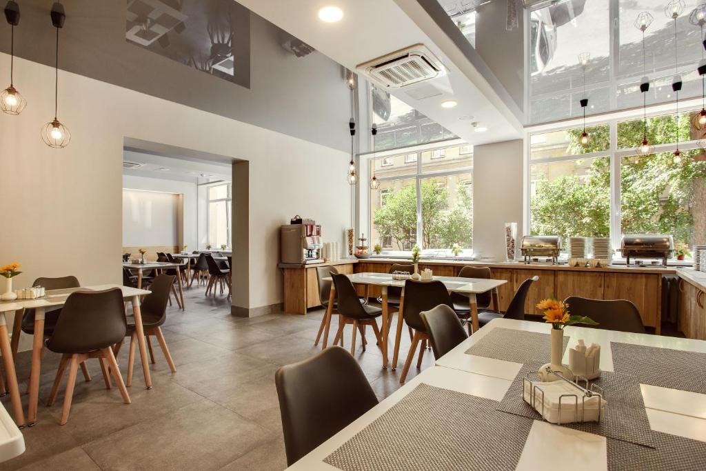Old Town Trio Apartments — A restaurant with tables and chairs and windows