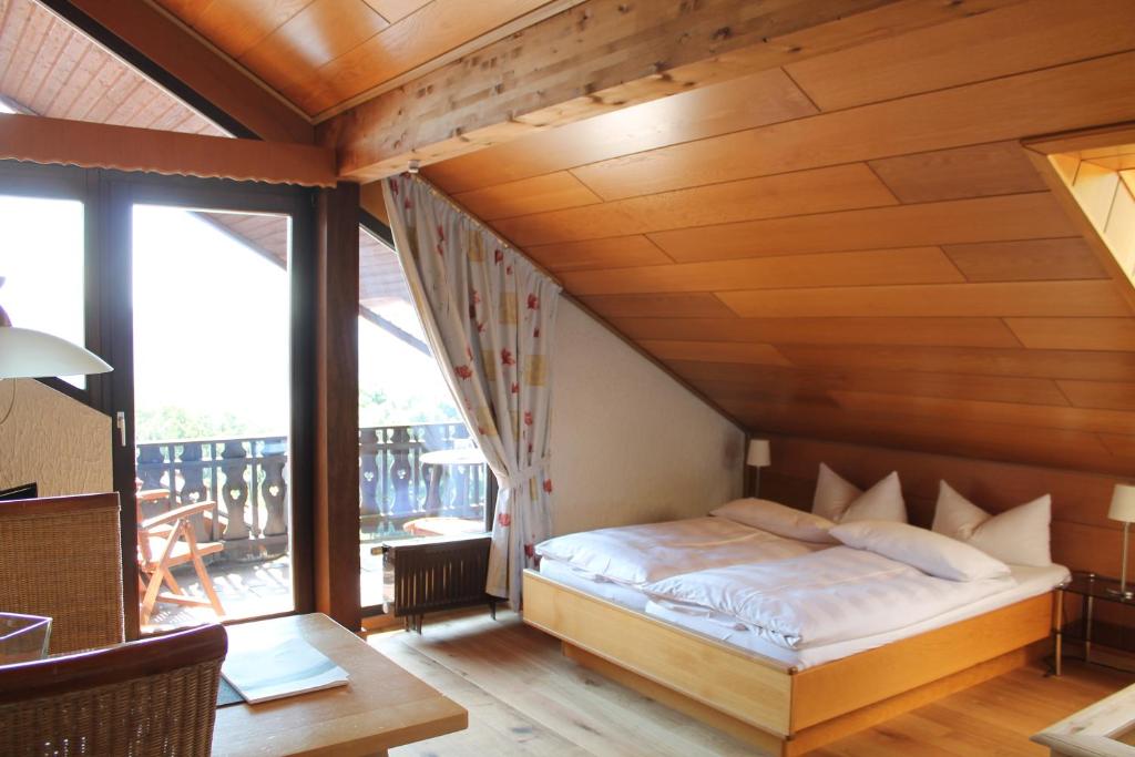 Postel nebo postele na pokoji v ubytování BELVEDERE - das BIO HOTEL Garni & SuiteHotel am Edersee ! Unser Geschenk für Sie, auch die GästeCard GrimmHeimat!