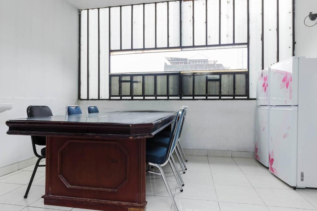 Kuchyň nebo kuchyňský kout v ubytování RedDoorz Plus @ Pasar Baru