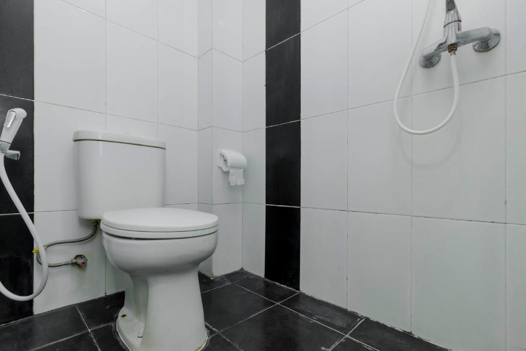 Koupelna v ubytování RedDoorz Plus @ Pasar Baru