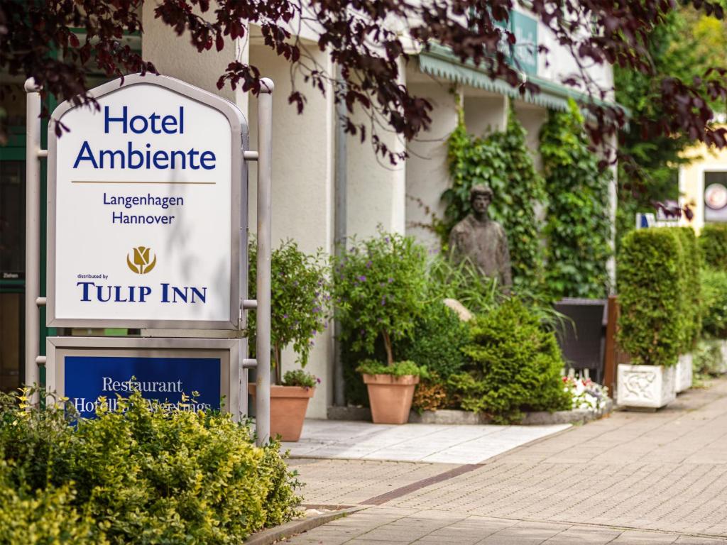 una señal de entrada al hotel frente a un edificio en Ambiente Langenhagen Hannover by Tulip Inn en Hannover