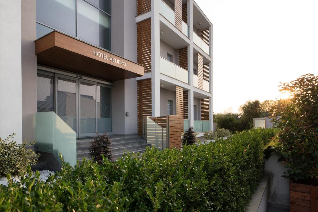 un edificio de apartamentos con un cartel que lee el índice de hoteles en Hotel Al Veliero, en Pontevico