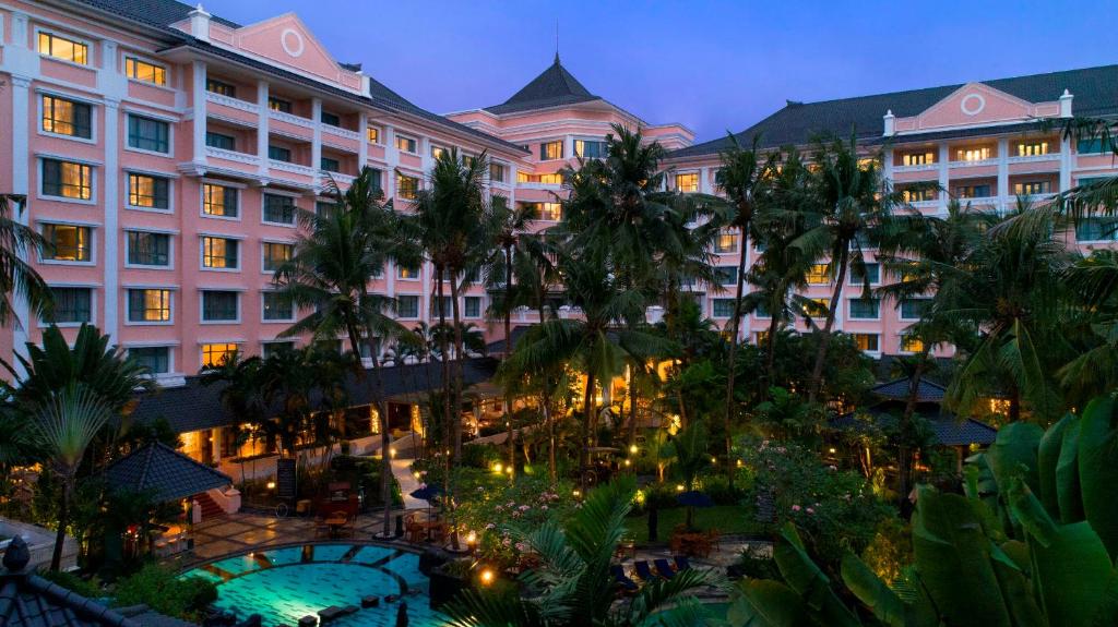 Bazén v ubytování Melia Purosani Yogyakarta nebo v jeho okolí