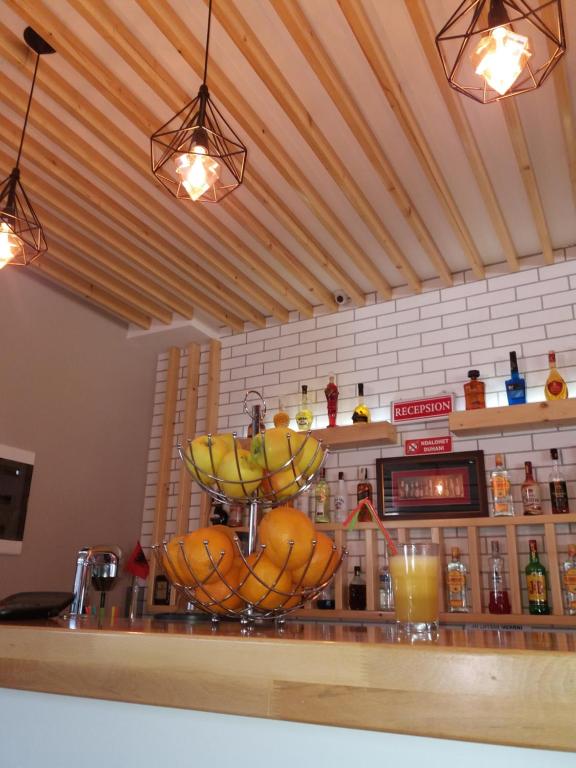 un bar con un'esposizione di banane e arance di Hotel Erandi a Rinas