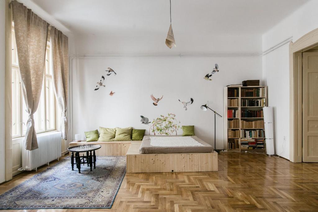 ブダペストにあるMolnar 21 Apartmentのリビングルーム(ソファ、テーブル付)