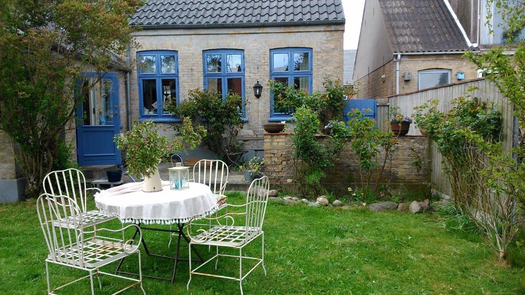 uma mesa e cadeiras no quintal de uma casa em Jugendstil-Villa Aerö em Marstal