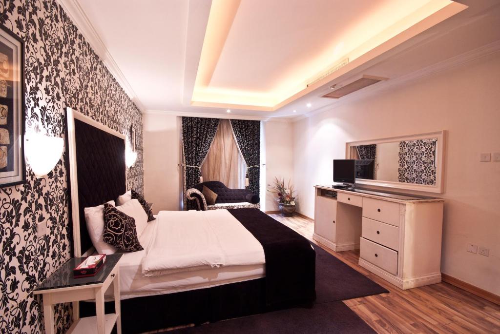 a hotel room with a bed and a desk at فلل رويال ان in Jeddah