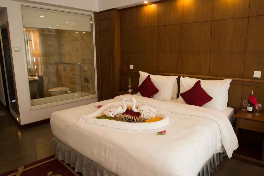 Rúm í herbergi á Himalayan Front Hotel by KGH Group