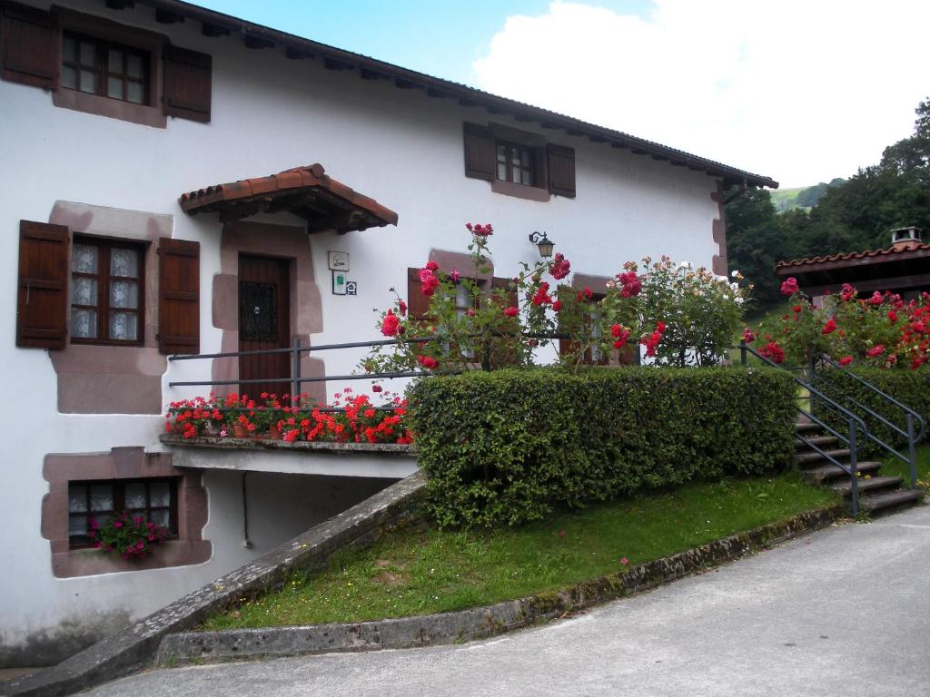 A garden outside Casa Rural Bordaberea