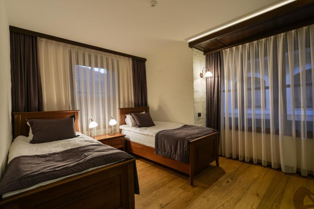 Een bed of bedden in een kamer bij Hotel Barleti