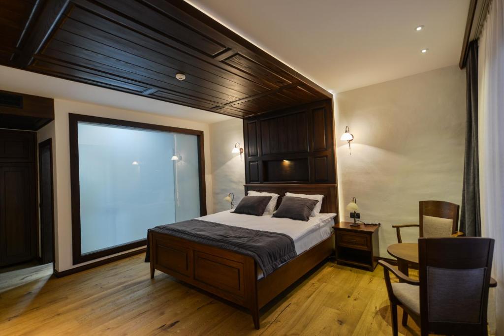 Een bed of bedden in een kamer bij Hotel Barleti