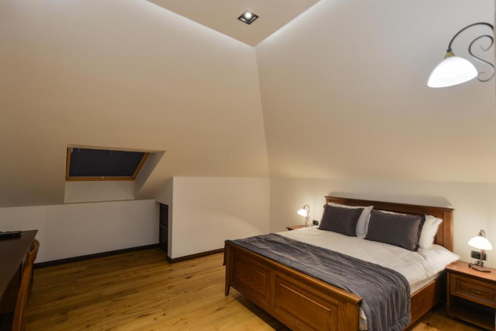 Een bed of bedden in een kamer bij Hotel Barleti