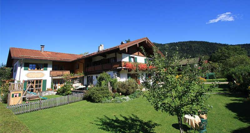 una casa grande con un patio delante en Pension mit Bergblick in Inzell, en Inzell