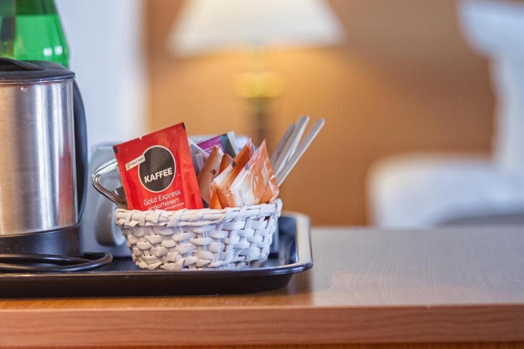 Příslušenství pro přípravu čaje a kávy v ubytování Hotel Plöner See by Tulip Inn