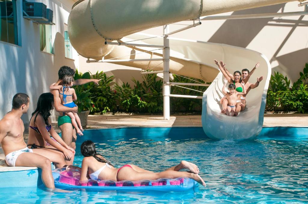A piscina localizada em Hotel Morada do Sol ou nos arredores