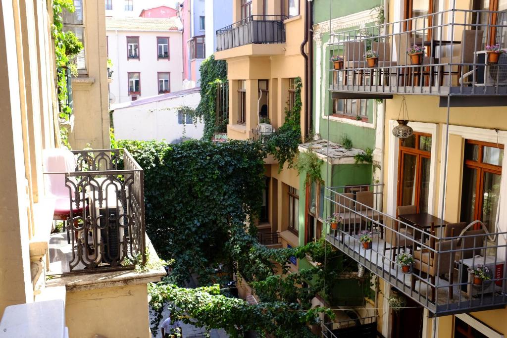 イスタンブールにあるチャンバース オブ ザ ボエームのバルコニーと植物が備わるアパートメントビルの景色を望めます。