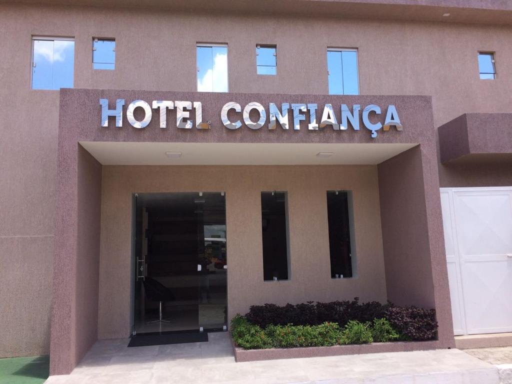 una entrada de hotel con un cartel encima en Hotel Confiança, en Arapiraca