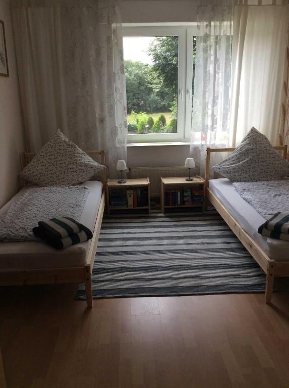 um quarto com 2 camas e uma janela em Ferienwohnung im Grünen em Sassenberg