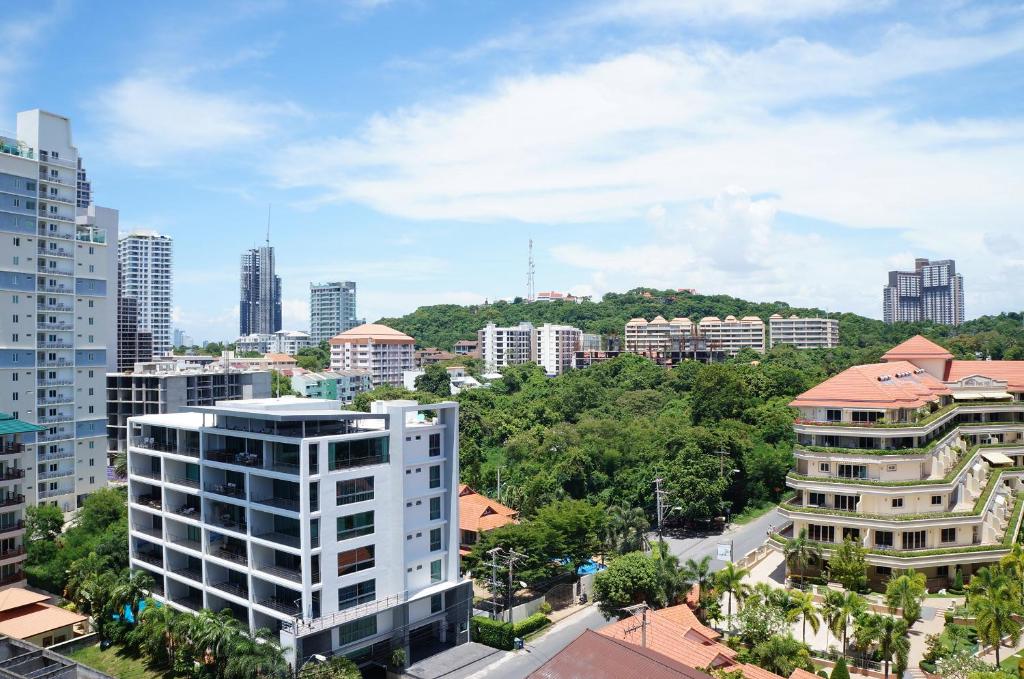 Nespecifikovaný výhled na destinaci Pattaya South nebo výhled na město při pohledu z apartmánu