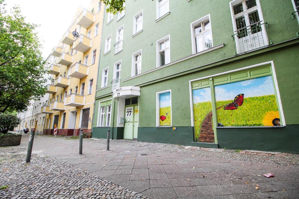 un edificio con una ventana con una pintura de un pájaro en él en Apartments Kolo 77 en Berlín