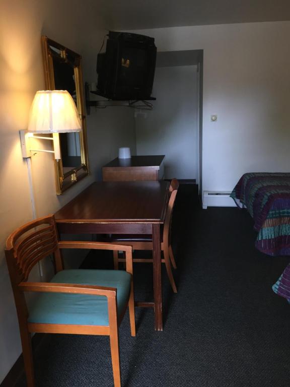 TV a/nebo společenská místnost v ubytování Hudson Plaza Motel Bayonne Jersey City