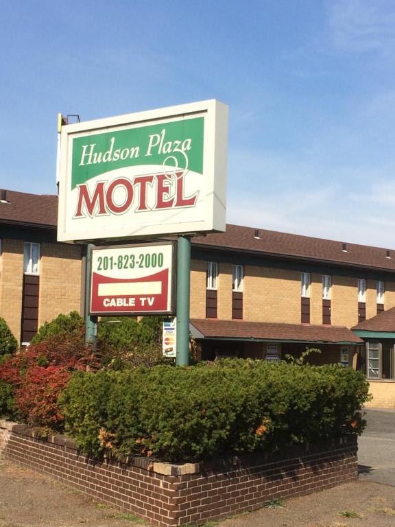 um sinal de hotel em frente a um motel em Hudson Plaza Motel Bayonne Jersey City em Jersey City
