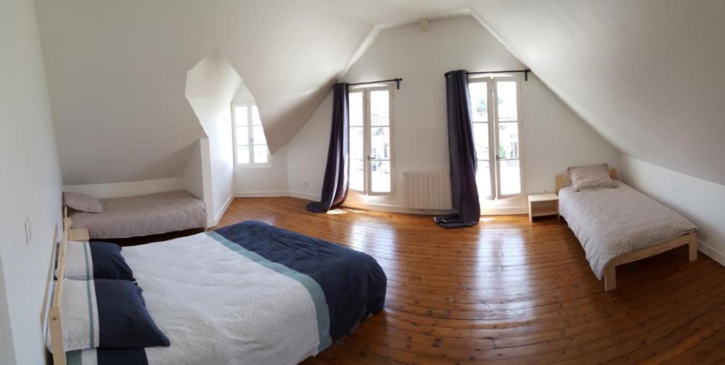 - une chambre avec un lit et 2 fenêtres dans l'établissement La Bourrellerie, à Lusigny-sur-Barse
