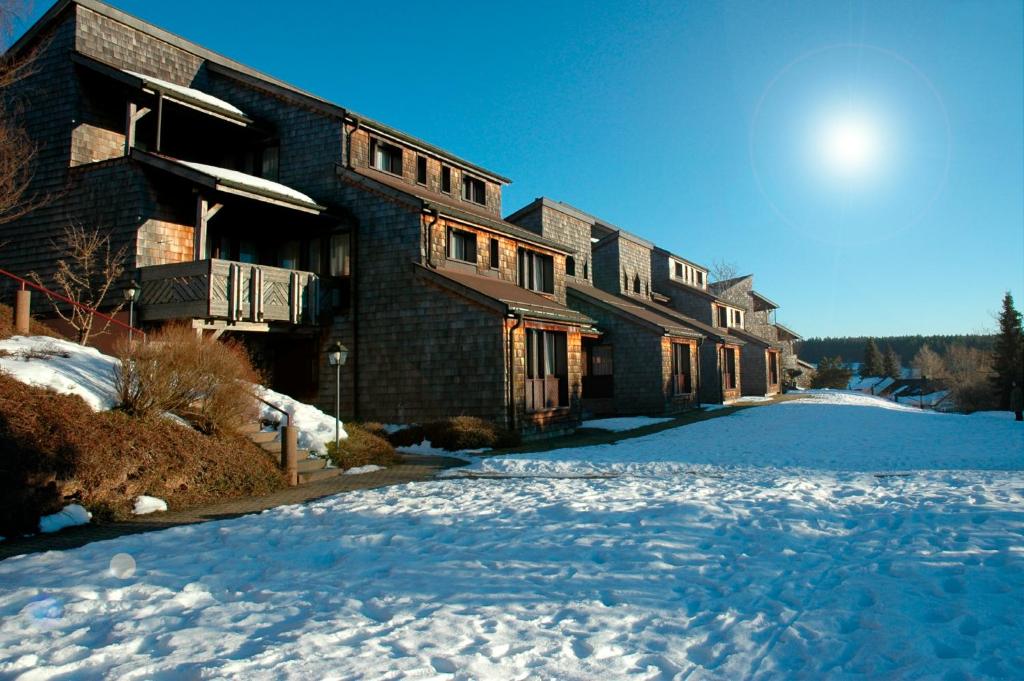 een gebouw met sneeuw ervoor bij Hapimag Ferienwohnungen Unterkirnach in Unterkirnach