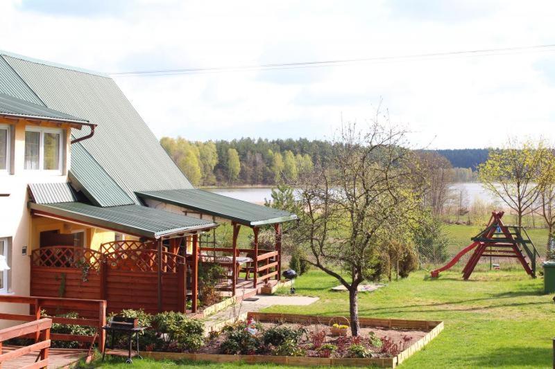 WąglikowiceAgroturystyka Zielona Polana的享有湖泊和树木景致的度假屋