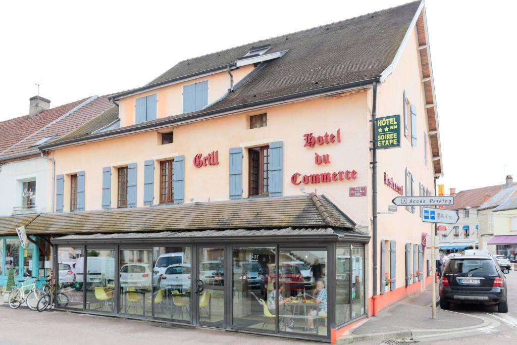 un edificio en la esquina de una calle en Hotel du Commerce, en Pouilly-en-Auxois