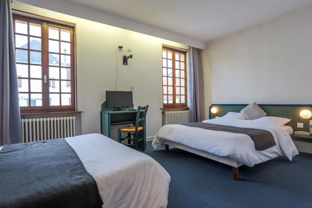 Cama o camas de una habitación en Hotel du Commerce