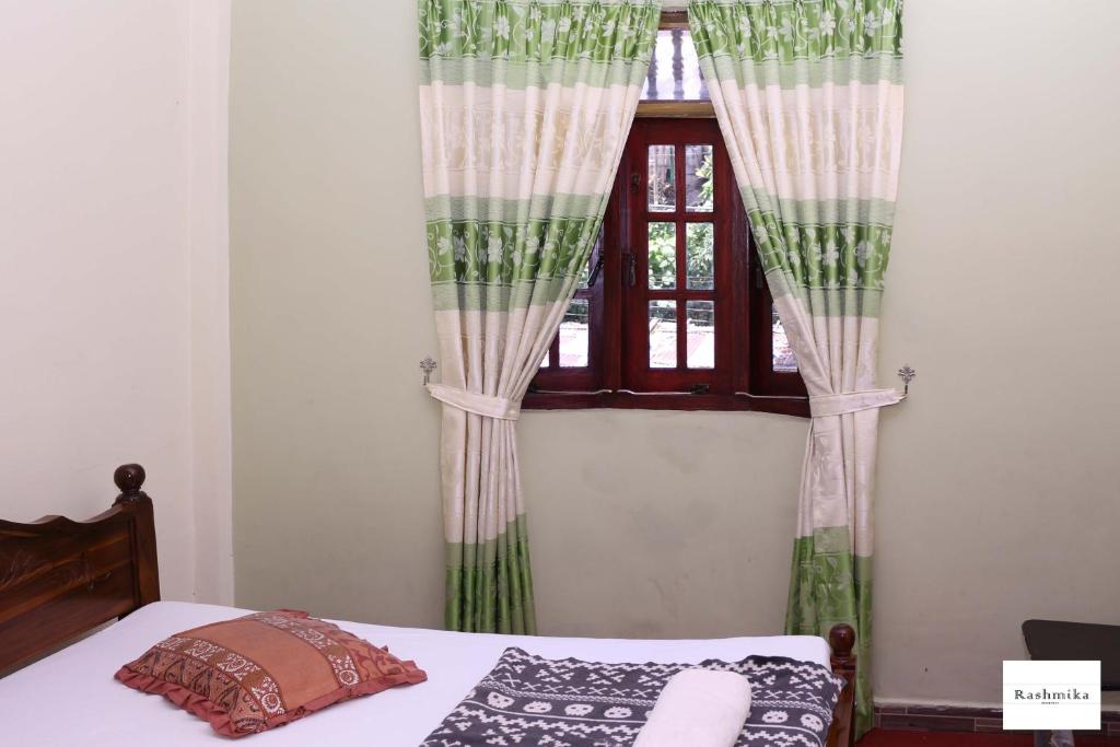 Postel nebo postele na pokoji v ubytování Rashmika Home Stay