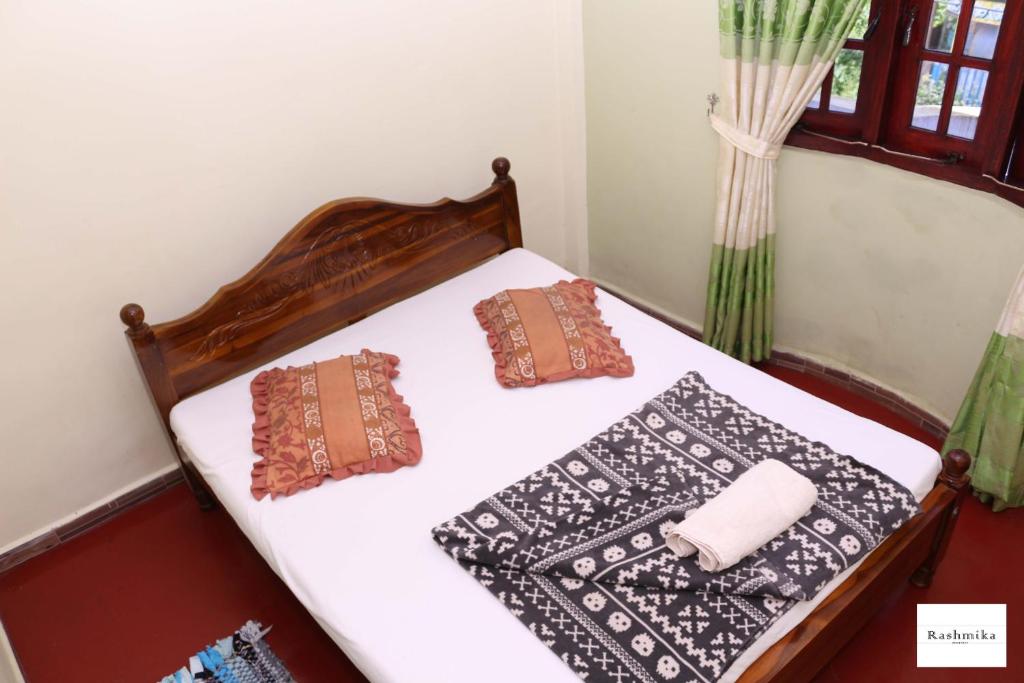 Postel nebo postele na pokoji v ubytování Rashmika Home Stay