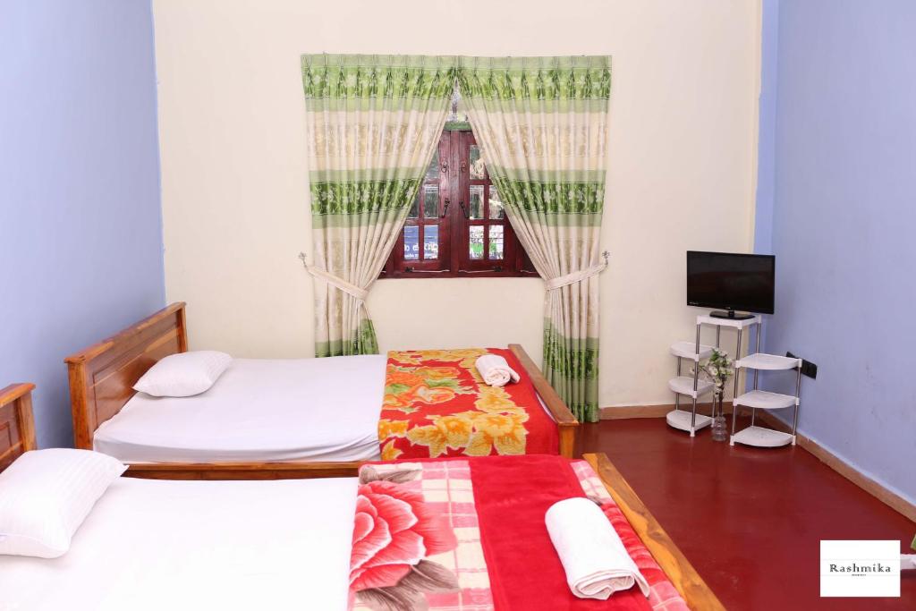 Postel nebo postele na pokoji v ubytování Rashmika Home Stay
