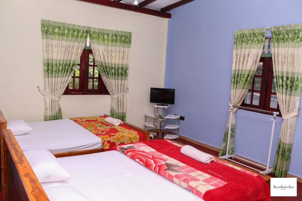 Postel nebo postele na pokoji v ubytování Rashmika Home Stay