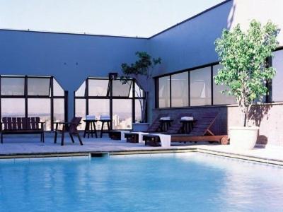 a house with a swimming pool and a table and chairs at L'Hirondelle Flat Service in Campinas