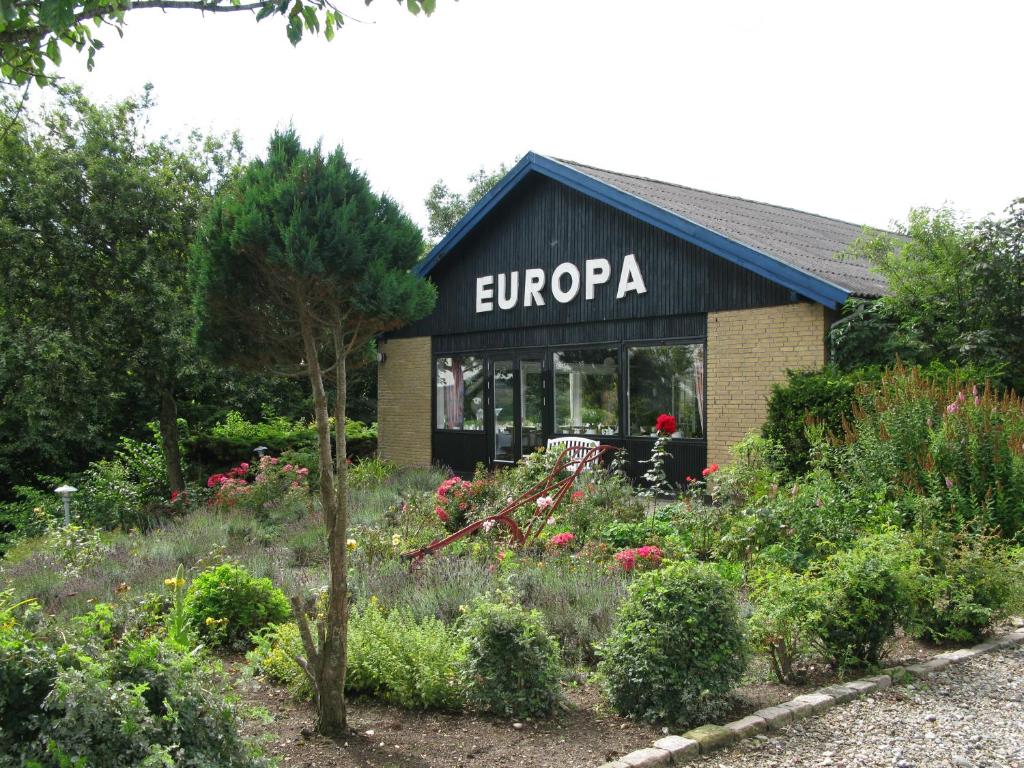 a flower garden in front of a store at Motel Europa in Svenstrup