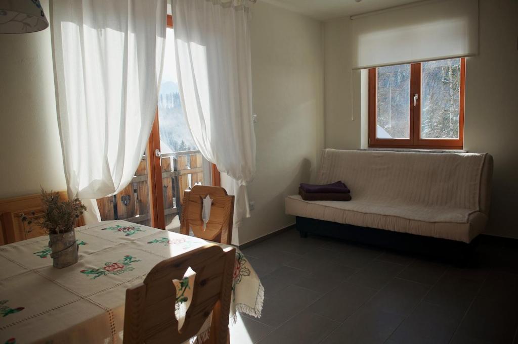 Postel nebo postele na pokoji v ubytování Guesthouse Planinski Dom Majerhold