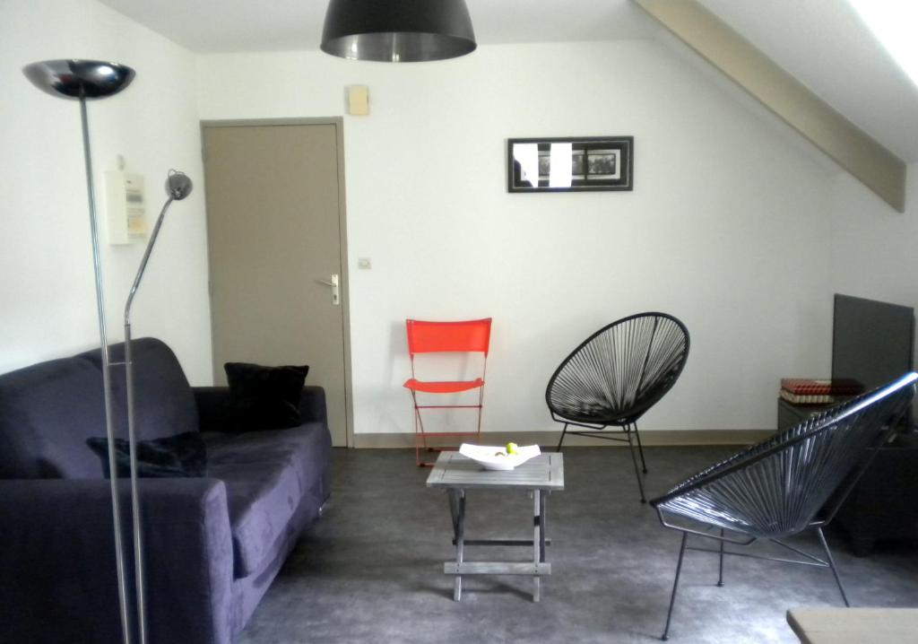 サン・マロにあるLa Cerisaieのリビングルーム(紫色のソファ、椅子2脚付)