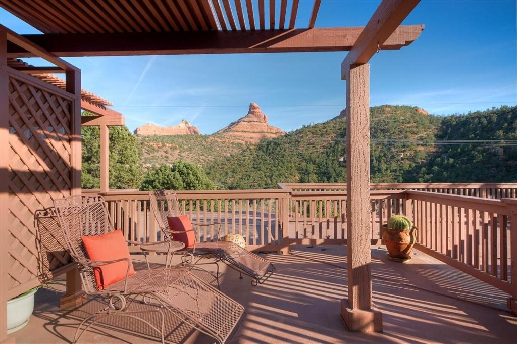 eine Veranda mit Stühlen und Bergblick in der Unterkunft Sedona Views Bed and Breakfast in Sedona