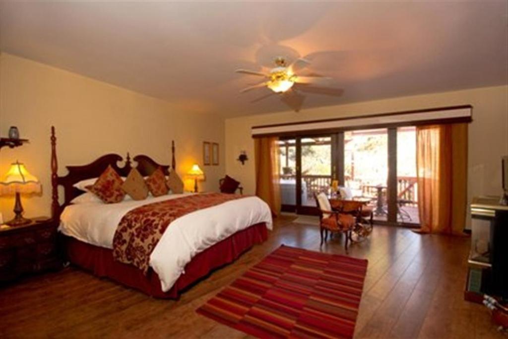 Postel nebo postele na pokoji v ubytování Sedona Views Bed and Breakfast