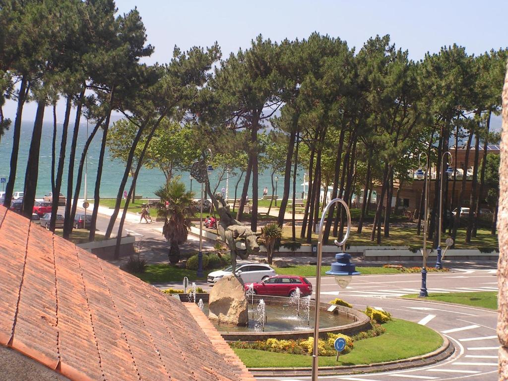 ビーゴにあるÁtico en Vigo playa Samilの噴水と海の景色を望む公園