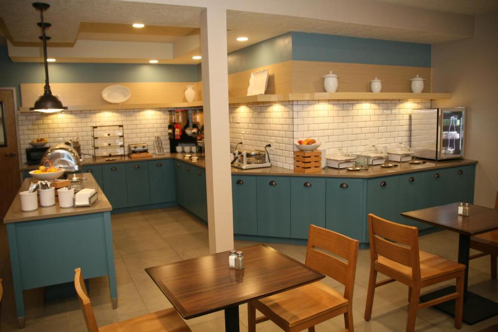 Kuchyň nebo kuchyňský kout v ubytování Country Inn & Suites by Radisson, Prineville, OR
