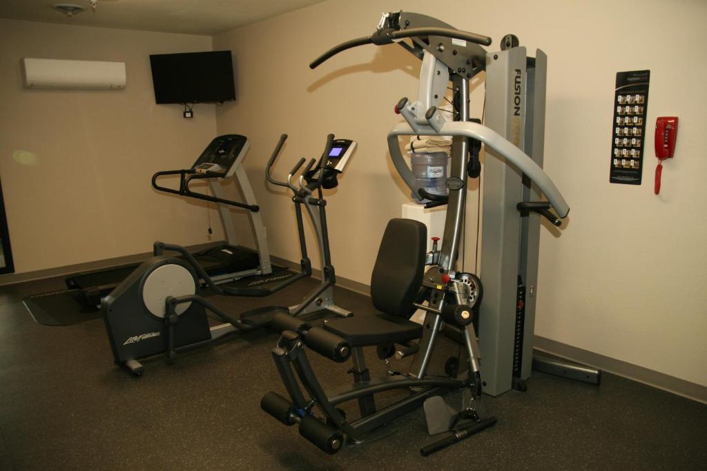 Fitness centrum a/nebo fitness zařízení v ubytování Country Inn & Suites by Radisson, Prineville, OR