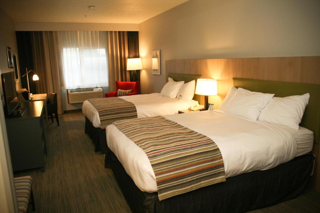 Postel nebo postele na pokoji v ubytování Country Inn & Suites by Radisson, Prineville, OR