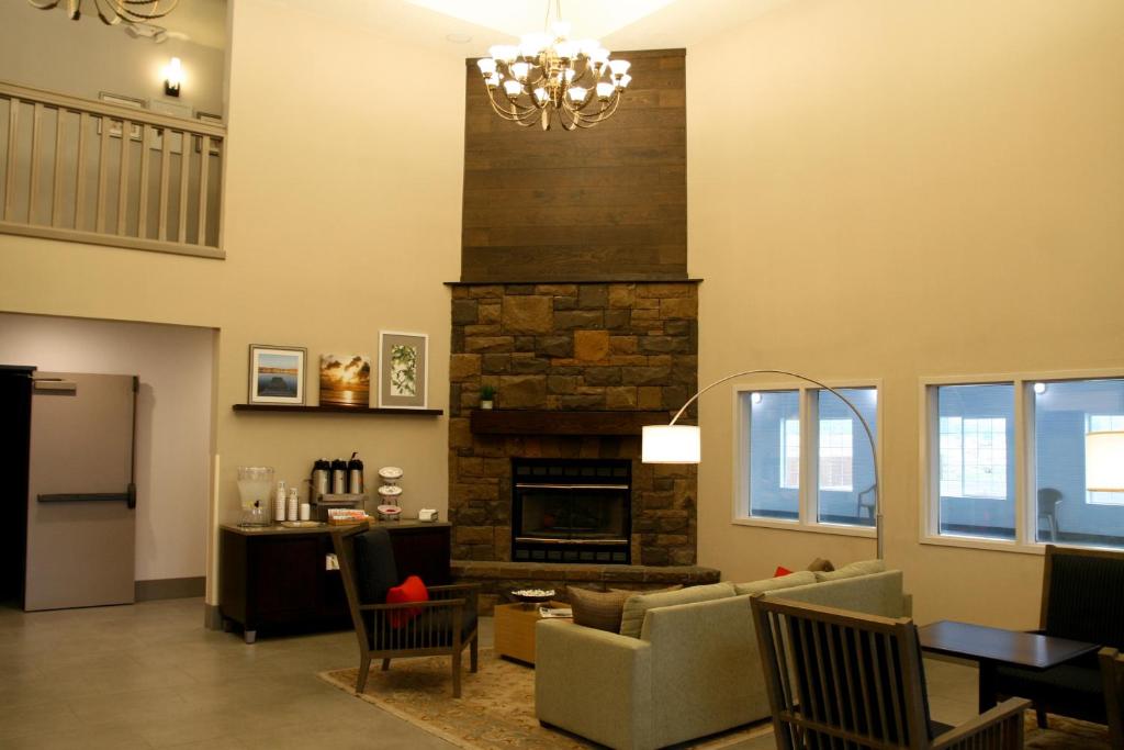 Posezení v ubytování Country Inn & Suites by Radisson, Prineville, OR