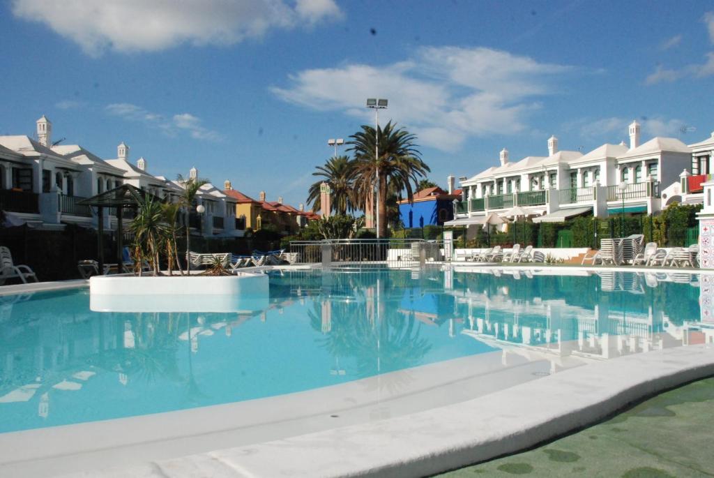 uma piscina num resort com casas brancas em Bungalow DUNA FLOR VERDE Maspalomas em Maspalomas