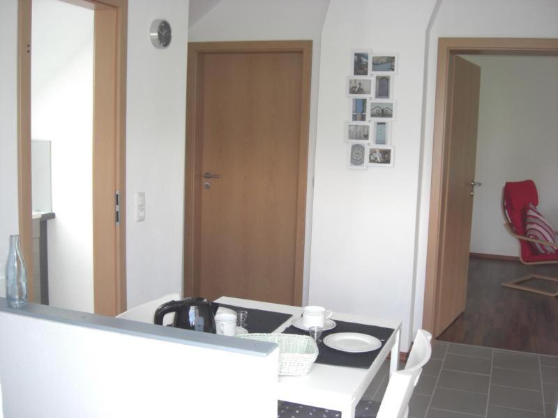 Habitación con encimera con espejo y puerta en Ferienwohnung am Grasweg, en Höxter