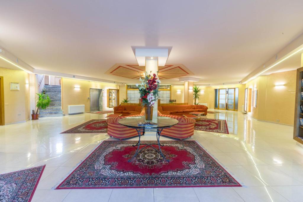 Pianfei的住宿－拉羅塔酒店，大厅,房间中间设有桌子