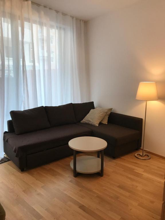 un soggiorno con divano nero e tavolo di City Pearl for Business and Holiday a Norimberga